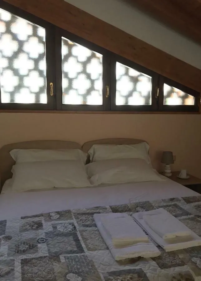 B&B 
